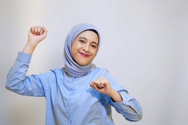 Mutlulukla dans eden genç bir kadın