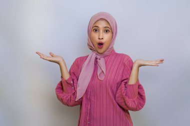 Neşeli Müslüman kadın mutlu bir şekilde sunar ve gösterir. bir konsept sunmak için el kullanmak