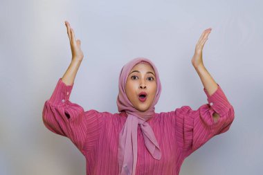 Neşeli Müslüman kadın mutlu bir şekilde sunar ve gösterir. bir konsept sunmak için el kullanmak