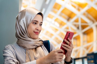 Metrodaki Asyalı Müslüman kadın. Ulaşım sistemi halka açık. Toplu taşıma kavramı