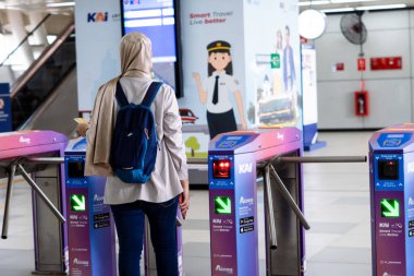Metrodaki Asyalı Müslüman kadın. Ulaşım sistemi halka açık. Toplu taşıma kavramı
