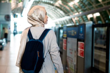 Metrodaki Asyalı Müslüman kadın. Ulaşım sistemi halka açık. Toplu taşıma kavramı