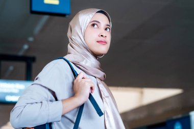 Metrodaki Asyalı Müslüman kadın. Ulaşım sistemi halka açık. Toplu taşıma kavramı