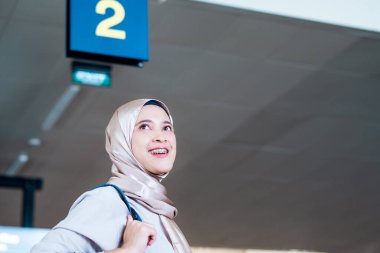 Metrodaki Asyalı Müslüman kadın. Ulaşım sistemi halka açık. Toplu taşıma kavramı