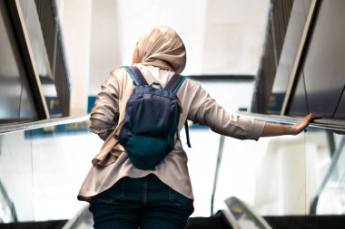 Metrodaki Asyalı Müslüman kadın. Ulaşım sistemi halka açık. Toplu taşıma kavramı