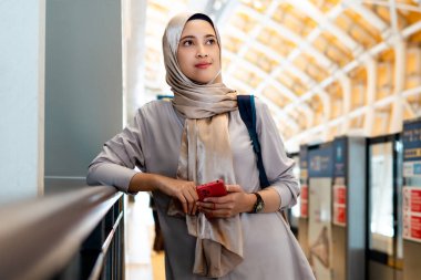 Metrodaki Asyalı Müslüman kadın. Ulaşım sistemi halka açık. Toplu taşıma kavramı