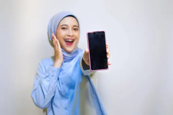 Muslim Woman Showing Her Phone Display — Stock Photo, Image
