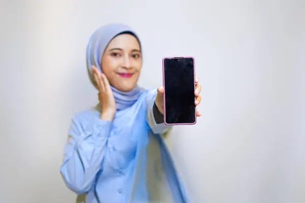 Muslim Woman Showing Her Phone Display Focus Mobile Phone Advertising — Stock Photo, Image