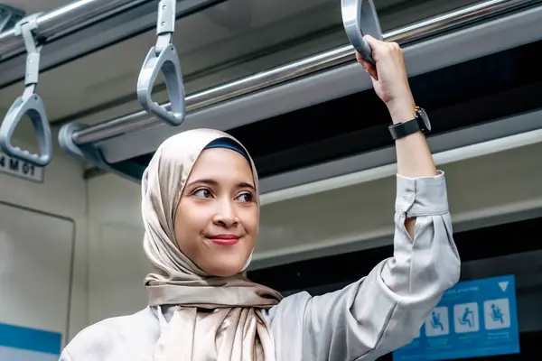 Mujer Musulmana Asiática Sistema Transporte Público Trenes Subterráneos Concepto Transporte — Foto de Stock
