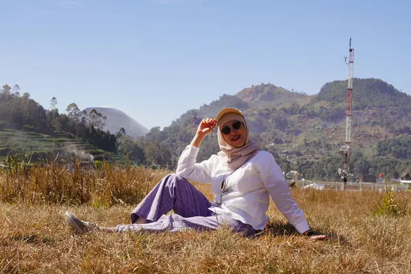 Muslim Woman White Shirt Enjoying Summer While Sitting Grass — Stock Photo, Image