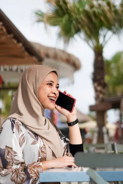 Woman Hijab Using Phone Depiction Woman Wearing Hijab Engaged Her — Stock Photo, Image