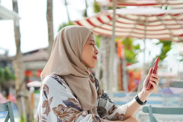 Woman Hijab Using Phone Depiction Woman Wearing Hijab Engaged Her — Stock Photo, Image
