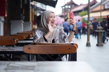 Endonezyalı Kadın Kafe Bench 'te Dijital Sohbetler Yapıyor