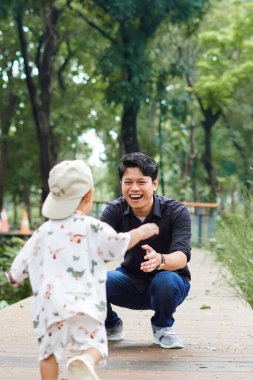  Genç çocuk dışarıda eğleniyor. 