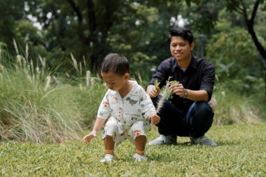  Genç çocuk dışarıda eğleniyor. 