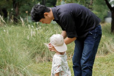  Genç çocuk dışarıda eğleniyor. 