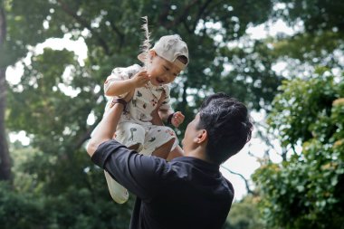  Genç çocuk dışarıda eğleniyor. 