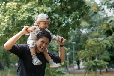  Genç çocuk dışarıda eğleniyor. 