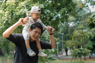  Genç çocuk dışarıda eğleniyor. 