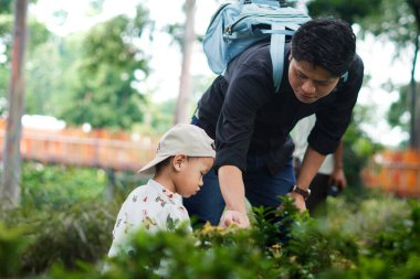 Baba oğul kaynaşması ve parkta eğlenceli bir gün geçirmek. Baba oğul açık hava oyunu konsepti.