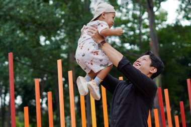 Baba sevgisi. Parkta oğluyla oynayıp bağ kuran, oğlunu taşıyıp kaldıran bir baba..