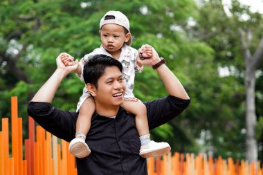 Baba sevgisi. Parkta oğluyla oynayıp bağ kuran, oğlunu taşıyıp kaldıran bir baba..