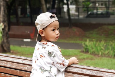  Genç çocuk dışarıda eğleniyor. 