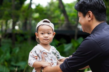 Baba sevgisi. Parkta oğluyla oynayıp bağ kuran, oğlunu taşıyıp kaldıran bir baba..