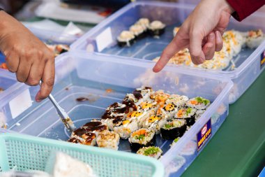 Endonezya Sokak Gıda Festivali 'nde Japon Mutfağı. Sokak yemeklerinde suşi.