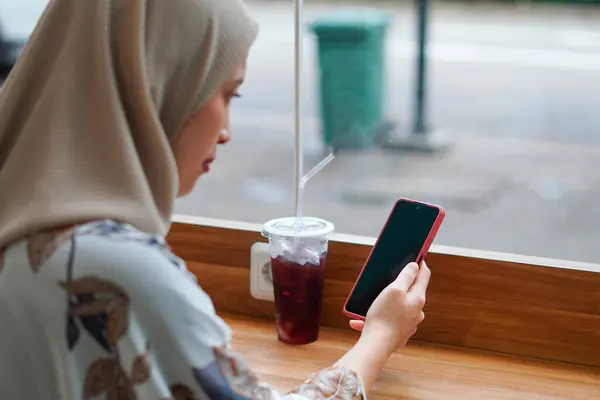 Modern Muslimah Woman Indonesian Woman Hijab Embracing Digital Connectivity Smartphone — Stock Photo, Image