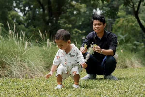  Genç çocuk dışarıda eğleniyor. 