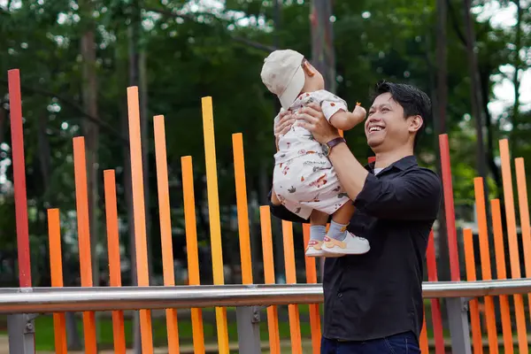 Baba sevgisi. Parkta oğluyla oynayıp bağ kuran, oğlunu taşıyıp kaldıran bir baba..