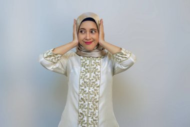 Beyaz arka planda, kulakları, gözleri ve ağzı olumsuzluktan koruyan kadın.