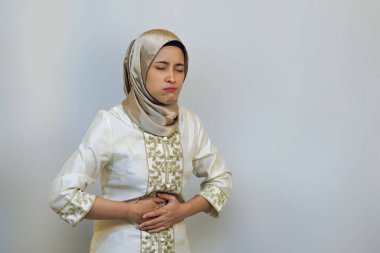 Ramazan ayı boyunca Beyaz Arkaplanda Açlık ve Acı İfade Eden Müslüman Kadın