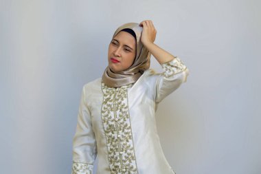 Beyaz arka planda Ramazan boyunca migren ağrısı çeken Endonezyalı Hijabi Kadını