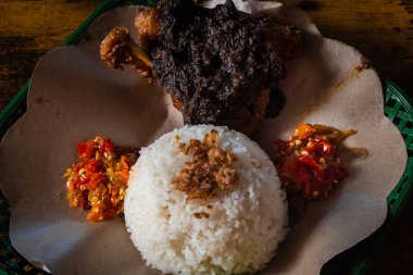 Baharatlı ördek, Endonezya, Madura 'nın orijinal yemeği. Namı diğer Nasi Bebek Carok.