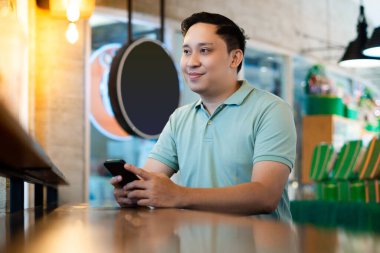 Urban Cafe 'de Modern Bağlantı. Cafede gülümseyen bir adam.