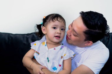 Baba kız kaynaşıyor, birlikte oynuyorlar, kanepede uzanıyorlar..