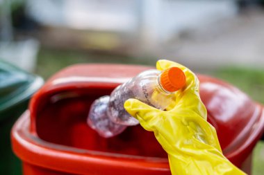 Çöp kutusuna plastik şişe atmak, çöp öğütme konsepti..