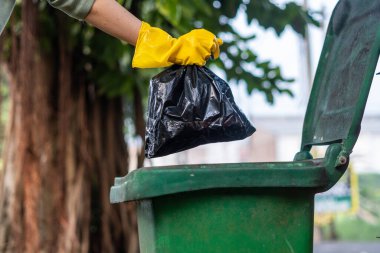 Çöp kutusuna plastik atmak, çöp öğütme konsepti..