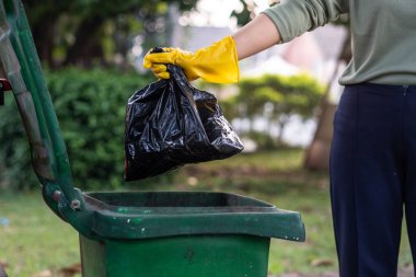 Çöp kutusuna plastik atmak, çöp öğütme konsepti..