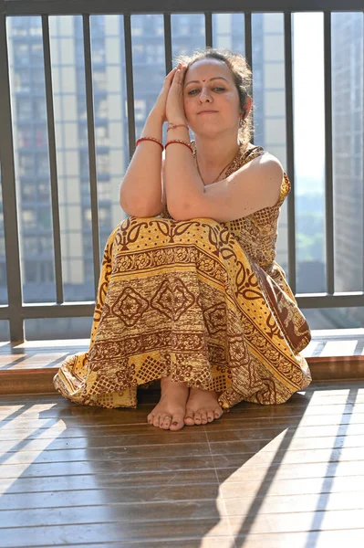 Sarı Elbiseli Zarif Hintli Kadın Kameraya Bakıyorum Balkonda Oturan Güzel — Stok fotoğraf