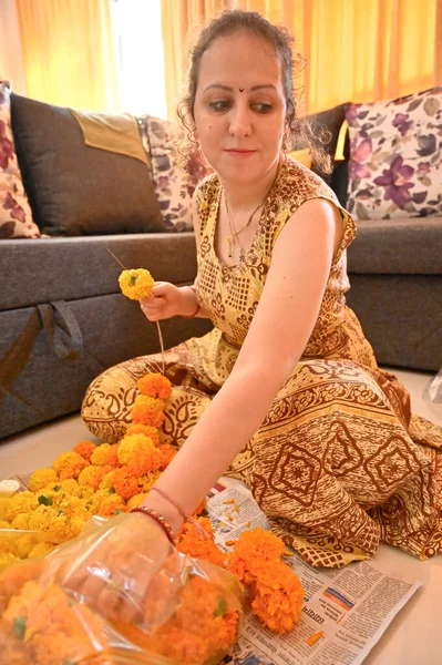 Kobieta Robi Girlandę Żółtych Pomarańczowych Kwiatów Marigold Nici Kultura Święta — Zdjęcie stockowe