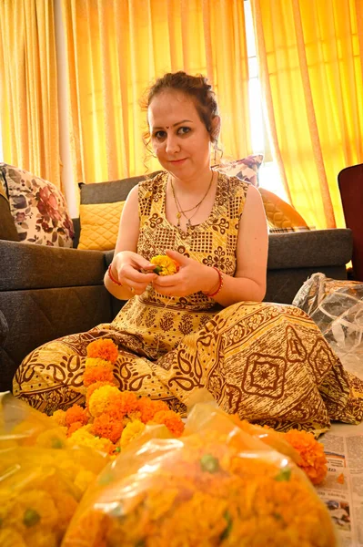 Kobieta Robi Girlandę Żółtych Pomarańczowych Kwiatów Nagietka Kultura Święta Indyjskie — Zdjęcie stockowe