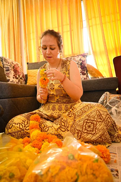 Mujer Haciendo Guirnalda Flores Caléndula Amarillas Naranjas Hilo Blanco Cultura — Foto de Stock