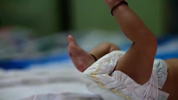Små Ben Baby Med Svart Tråd Nyfödd Flicka Indiska Fotbojor — Stockvideo