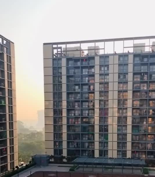 Piękny Nowy Budynek Mieście Refleksja Poranna Mgła Krajobraz Indyjski — Wideo stockowe