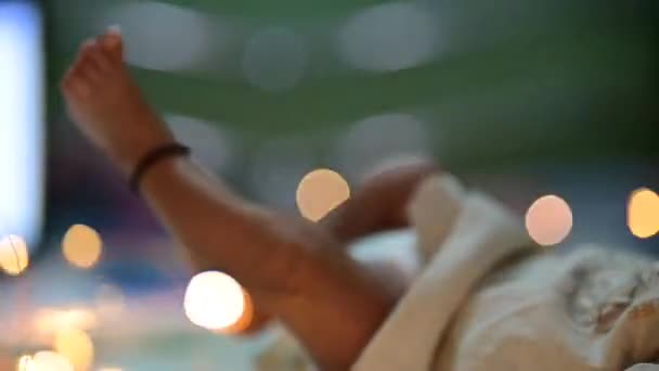 Маленькі Кігті Немовляти Прекрасні Вогні Новонароджена Дівчинка Індійські Щиколотки Ніг — стокове відео