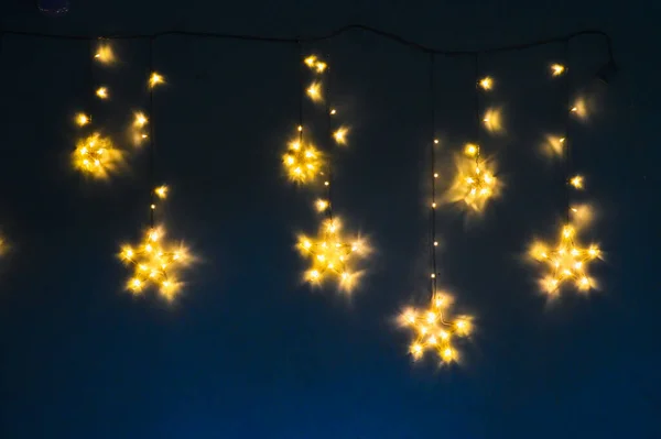 Vackra Julbelysning Natten Golden Stars Och Dark Baground Julbakgrundsbild Nyårsljus — Stockfoto