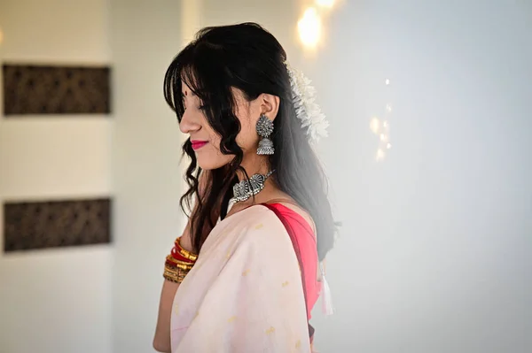 Smuk Indisk Kvinde Dejlige Lys Blød Bokeh Lys Baggrund Afslapning - Stock-foto